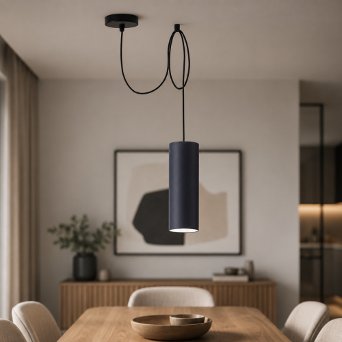 Nowoczesna lampa wisząca o szerokości 30 cm w przytulnym wnętrzu japandi. Minimalistyczna forma, naturalne światło i realistyczna aranżacja salonu podkreślają elegancki design lampy. Idealna do nowoczesnych i ciepłych przestrzeni mieszkalnych.