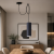 Nowoczesna lampa wisząca o szerokości 30 cm w przytulnym wnętrzu japandi. Minimalistyczna forma, naturalne światło i realistyczna aranżacja salonu podkreślają elegancki design lampy. Idealna do nowoczesnych i ciepłych przestrzeni mieszkalnych.