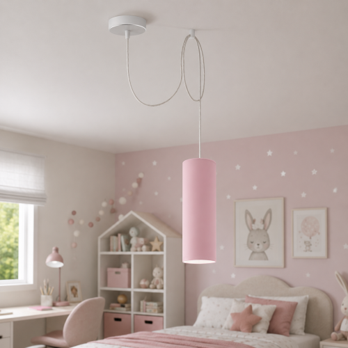 Nowoczesna lampa wisząca o minimalistycznej, cylindrycznej formie doskonale sprawdzi się w pokoju dziecięcym w stylu boho, skandynawskim lub nowoczesnym. Subtelny design i dekoracyjny przewód tworzą przytulny klimat oraz efektowną aranżację wnętrza.