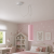 Nowoczesna lampa wisząca o minimalistycznej, cylindrycznej formie doskonale sprawdzi się w pokoju dziecięcym w stylu boho, skandynawskim lub nowoczesnym. Subtelny design i dekoracyjny przewód tworzą przytulny klimat oraz efektowną aranżację wnętrza.