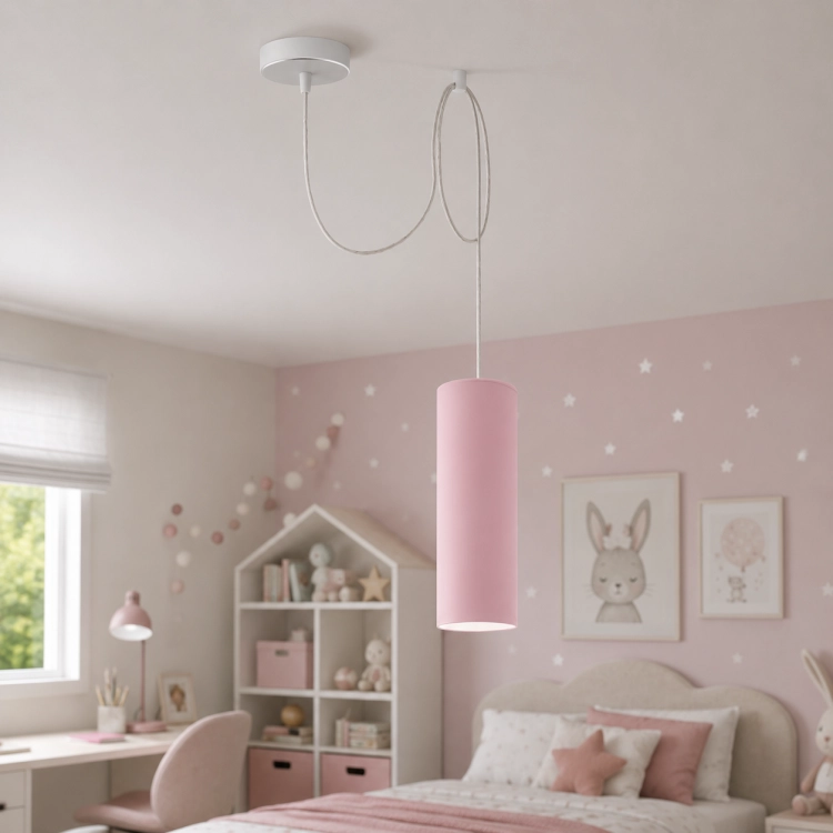 Nowoczesna lampa wisząca o minimalistycznej, cylindrycznej formie doskonale sprawdzi się w pokoju dziecięcym w stylu boho, skandynawskim lub nowoczesnym. Subtelny design i dekoracyjny przewód tworzą przytulny klimat oraz efektowną aranżację wnętrza.
