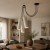 Nowoczesna lampa wisząca z trzema cylindrycznymi kloszami w białym kolorze. Designerska forma, miękkie światło i dekoracyjny przewód tworzą elegancki akcent do salonu, jadalni lub sypialni. Idealna do wnętrz loft, modern i japandi.