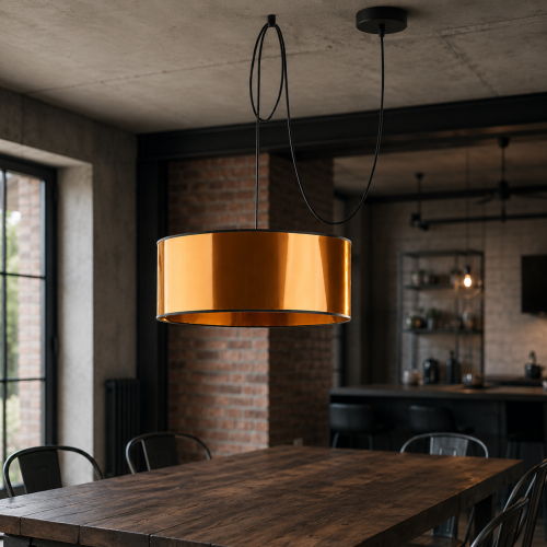 Nowoczesna lampa wisząca w stylu industrial glamour z efektownym złotym abażurem. Idealna do salonu, loftu i nowoczesnych wnętrz. Designerskie oświetlenie nad stół lub do strefy wypoczynkowej, łączące elegancję z loftowym charakterem.