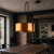 Nowoczesna lampa wisząca w stylu industrial glamour z efektownym złotym abażurem. Idealna do salonu, loftu i nowoczesnych wnętrz. Designerskie oświetlenie nad stół lub do strefy wypoczynkowej, łączące elegancję z loftowym charakterem.
