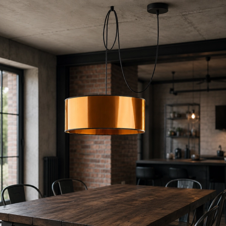 Nowoczesna lampa wisząca w stylu industrial glamour z efektownym złotym abażurem. Idealna do salonu, loftu i nowoczesnych wnętrz. Designerskie oświetlenie nad stół lub do strefy wypoczynkowej, łączące elegancję z loftowym charakterem.