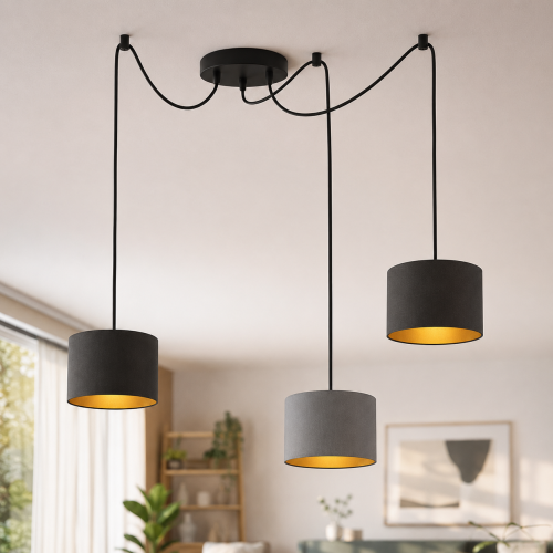 Nowoczesna lampa wisząca z trzema abażurami w stylu loftowym idealnie prezentuje się w eleganckim salonie. Designerskie oświetlenie sufitowe z dekoracyjnym przewodem, naturalnym światłem i minimalistycznym wnętrzem tworzy przytulny, luksusowy klimat.
