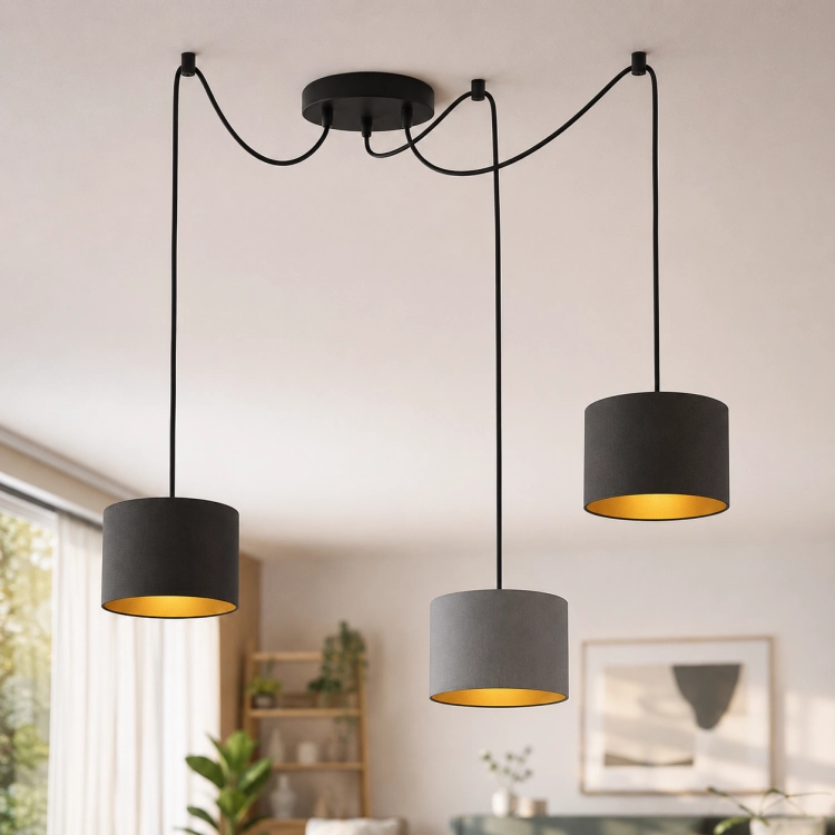 Nowoczesna lampa wisząca z trzema abażurami w stylu loftowym idealnie prezentuje się w eleganckim salonie. Designerskie oświetlenie sufitowe z dekoracyjnym przewodem, naturalnym światłem i minimalistycznym wnętrzem tworzy przytulny, luksusowy klimat.