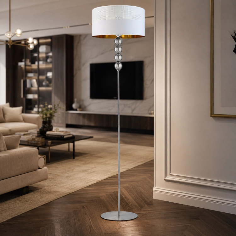 Lampa podłogowa glamour z białym abażurem i złotym wnętrzem. Srebrna podstawa z dekoracyjnymi kulami nadaje jej elegancki i luksusowy charakter. Idealna do salonu, sypialni i gabinetu w nowoczesnych oraz klasycznych aranżacjach wnętrz.