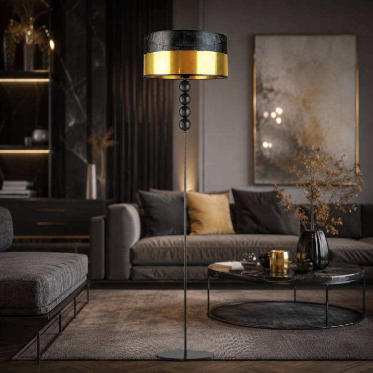Designerska lampa podłogowa w stylu glamour zachwyca eleganckim połączeniem czerni i złota. Ozdobny klosz oraz dekoracyjne kule nadają jej wyjątkowy charakter, czyniąc ją idealnym oświetleniem do nowoczesnego salonu, sypialni lub ekskluzywnego gabinetu.