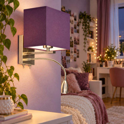 Nowoczesna kinkietowa lampka ścienna z fioletowym abażurem i elastyczną lampką do czytania. Eleganckie metalowe wykończenie, stylowy design i funkcjonalne oświetlenie sprawdzą się idealnie w sypialni, pokoju nastolatki lub przy łóżku.